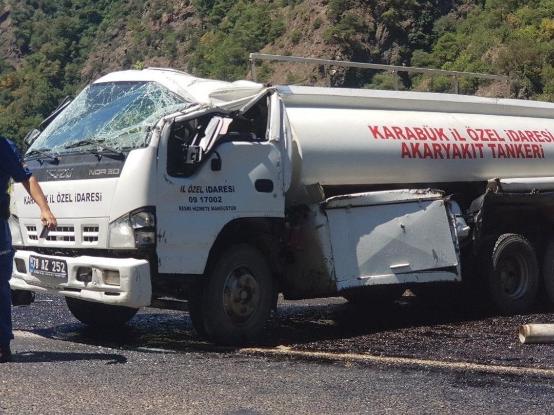 Karab&uuml;k&rsquo;te Yakıt Dolu Tanker Takla Attı, Litrelerce Yakıt Yola D&ouml;k&uuml;ld&uuml;