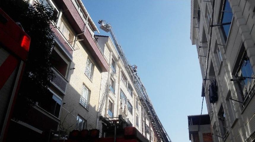 Esenyurt&rsquo;ta Korkutan &Ccedil;atı Yangını Vatandaşı Sokağa D&ouml;kt&uuml;