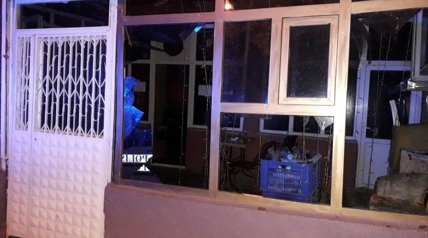 Mekan Sahibine Kızdı, Mekanın Camlarını Taşladı