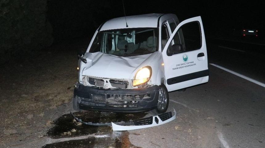 Ağaca Çarpan Hafif Ticari Araç Takla Attı: 1 Yaralı