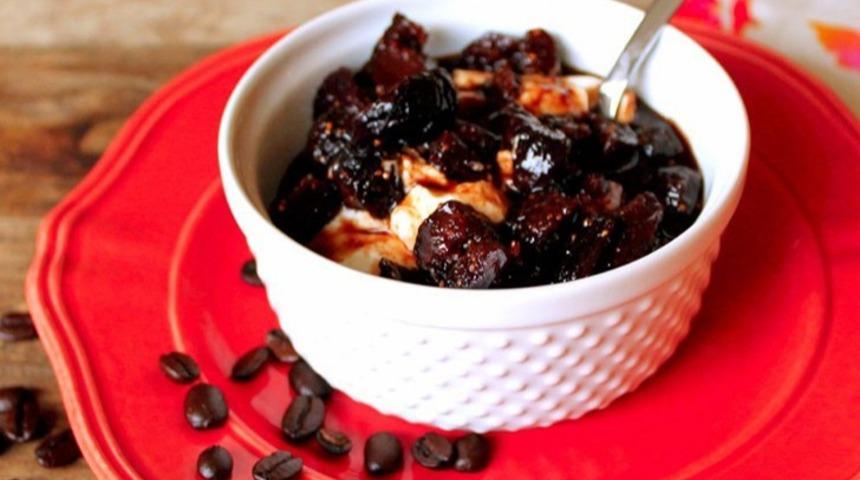 Kahve ve İncir Kompostolu Yoğurt Tatlısı