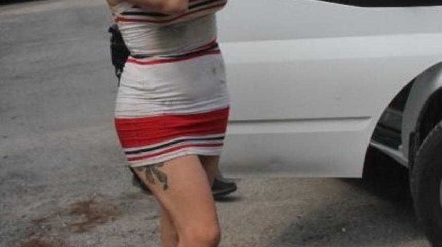 Polisi Darp Eden Travesti İle Sevgilisi Adliyeye Sevk Edildi