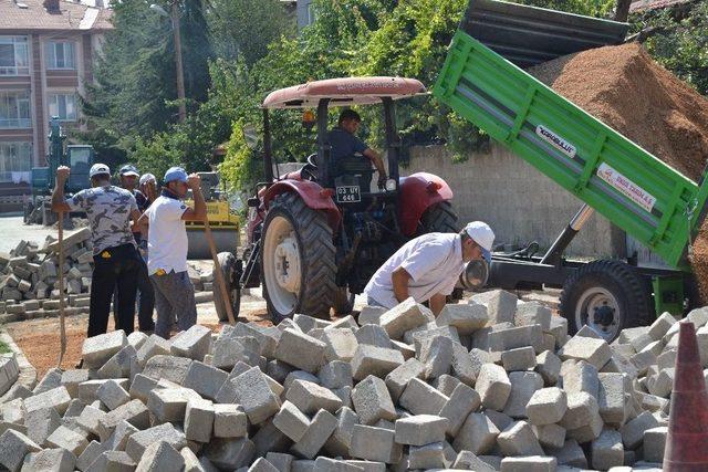 Şuhut’ta Parke Taşı Çalışmaları Devam Ediyor