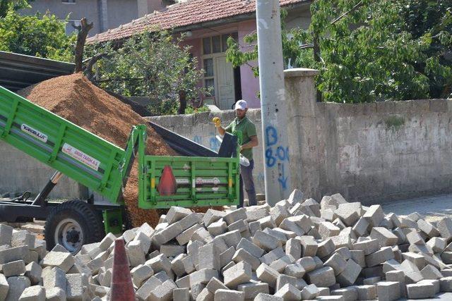 Şuhut’ta Parke Taşı Çalışmaları Devam Ediyor