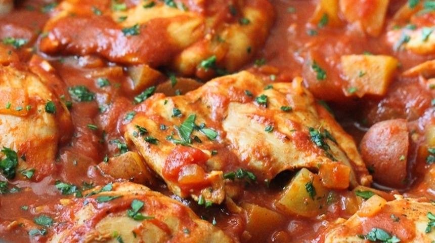 Köri ve Domates Soslu Tavuk