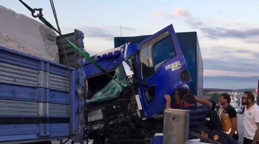 Samsun&rsquo;da Kamyon Kamyona Arkadan &Ccedil;arptı: 1 Yaralı