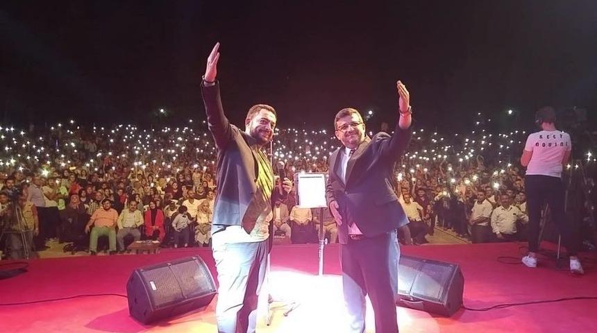 &Uuml;nl&uuml; Sanat&ccedil;ı H&uuml;seyin Kağıt Bolvadin&rsquo;i Salladı