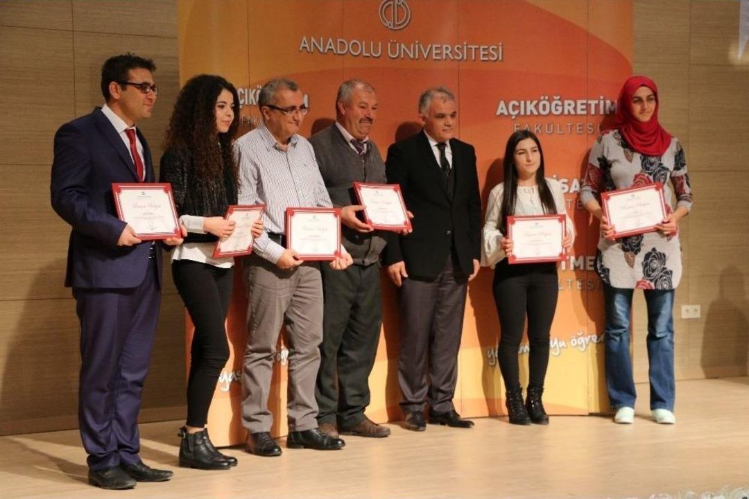 Eskişehir Anadolu &Uuml;niversitesi Başarılı &Ouml;ğrencilere &lsquo;başarı Belgesi&rsquo; Verdi