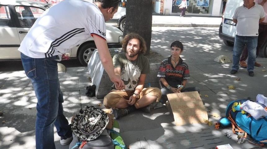 D&uuml;nya Turu İ&ccedil;in Otostopla Şehir Şehir Gezerek Bileklik Satıyorlar