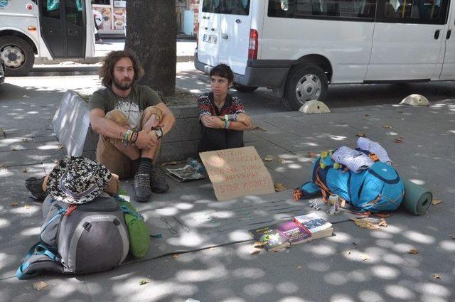 Dünya Turu İçin Otostopla Şehir Şehir Gezerek Bileklik Satıyorlar