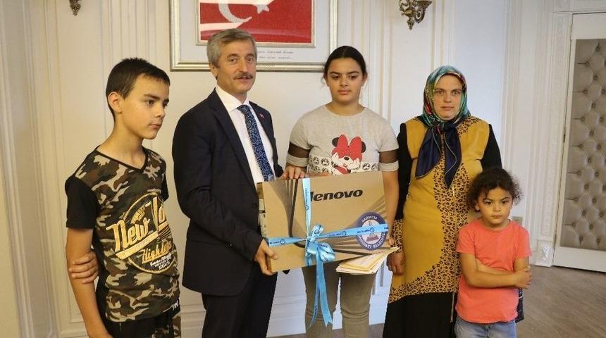 Tahmazoğlu’ndan Başarılı Yetim Öğrenciye Bilgisayar