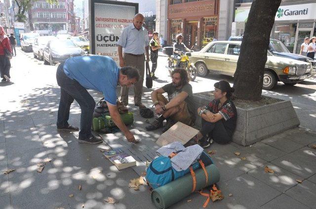 Dünya Turu İçin Otostopla Şehir Şehir Gezerek Bileklik Satıyorlar