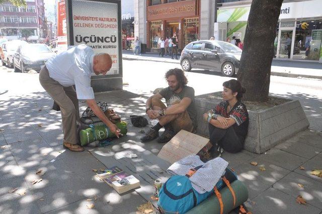 Dünya Turu İçin Otostopla Şehir Şehir Gezerek Bileklik Satıyorlar