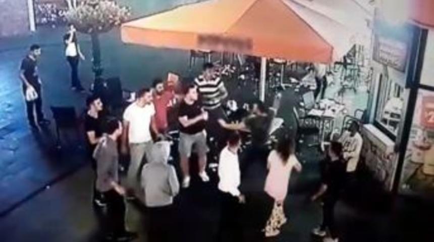 (özel) Gaziosmanpaşa’da Avm’de Satırlı Saldırgan Dehşeti