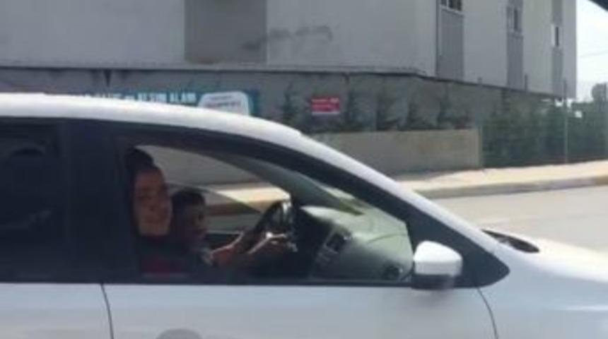 (özel) Kucağına Aldığı Çocuğuyla Araç Kullandı