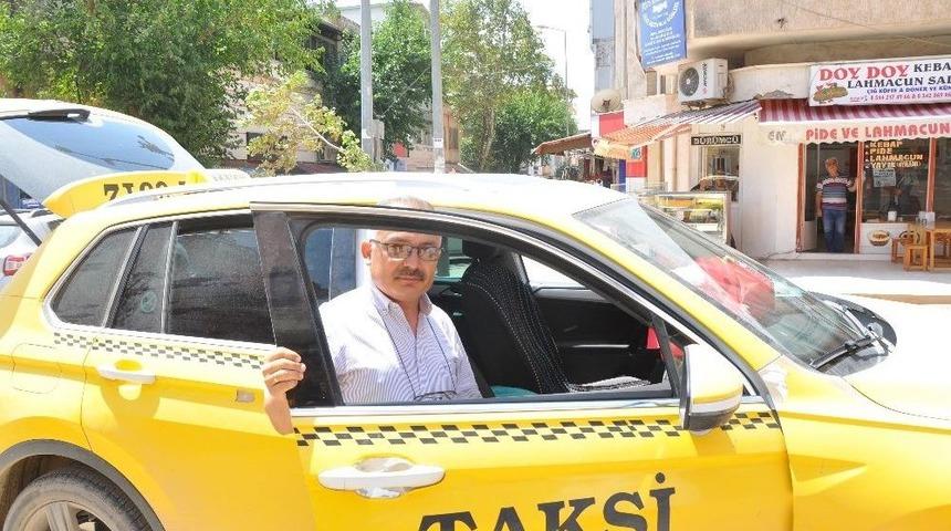 Evden Ka&ccedil;an 14 Yaşındaki Kızı Taksici Ailesine Teslim Etti