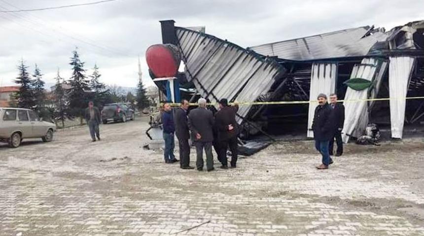 Halde Çıkan Yangında 5 Dükkan, 2 Araç Ve 8 Bin Kasa Yandı