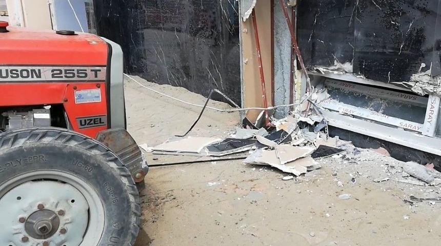 Otomobil İle Trakt&ouml;r &Ccedil;arpıştı: 5 Yaralı