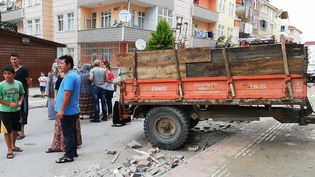 Otomobil İle Traktör Çarpıştı: 5 Yaralı