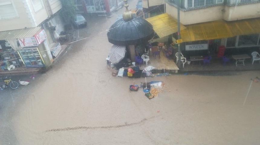 Sandıklı’da Sağanak Yağış Pazar Yerini Sular Altında Bıraktı