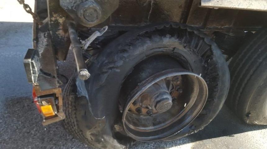 Hareket Halindeki Kamyonun Lastikleri Yandı