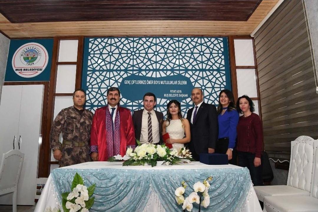 Başkan Asya Nikah Kıydı, Emniyet M&uuml;d&uuml;r&uuml; Aktaş Şahitlik Yaptı