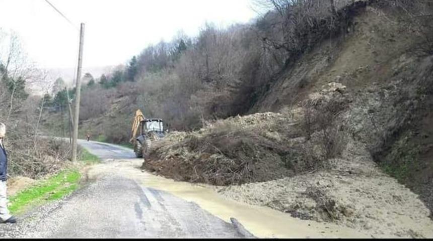 Heyelan K&ouml;y Yolunu Kapattı
