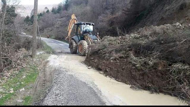 Heyelan Köy Yolunu Kapattı