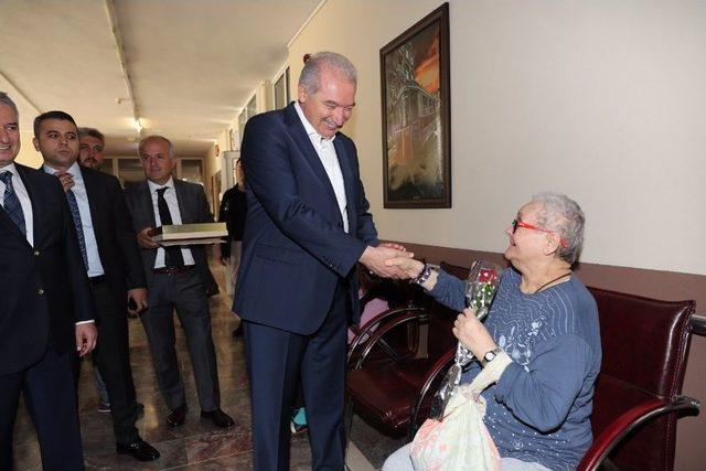 Başkan Uysal, Kayışdağı Tesisleri’nde Yaşlıları Ziyaret Etti