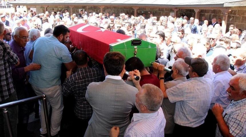 Eski Rekt&ouml;r Yardımcısı Acun Dualarla Son Yolculuğuna Uğurlandı