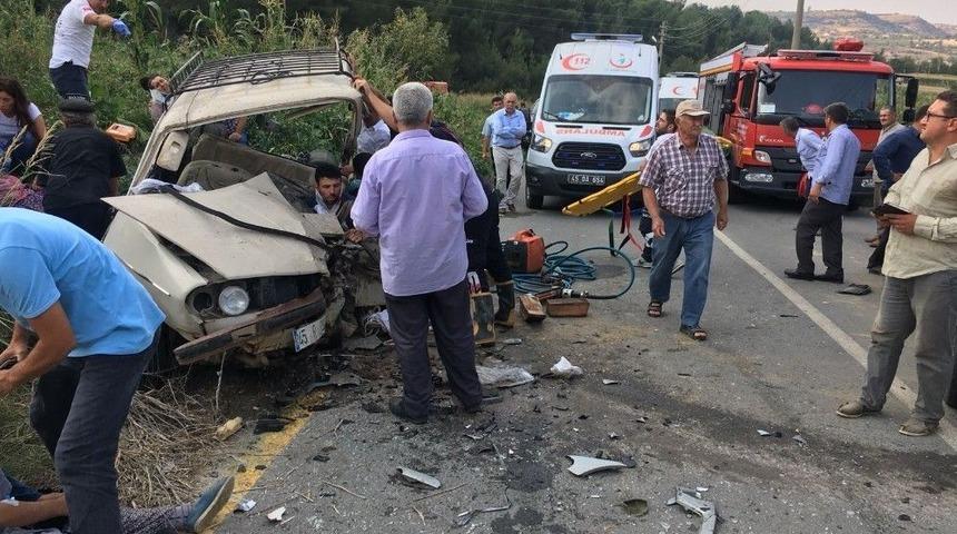 G&ouml;rdes&rsquo;te 2 Otomobil &Ccedil;arpıştı: 7 Yaralı