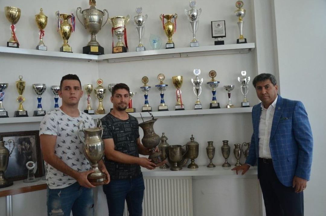 Denizlispor&rsquo;un, İ&ccedil;ine &Ccedil;i&ccedil;ek Dikilen Kupaları Geri Getirildi