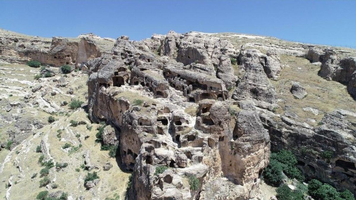 Bin Yıllardır S&uuml;ren İhtişam: Hasuni Mağaraları