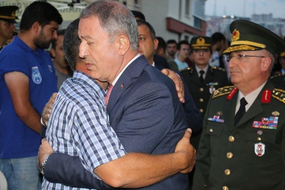 Milli Savunma Bakanı Akar Ve Orgeneral G&uuml;ler&rsquo;den Şehit Ailesine Taziye Ziyareti