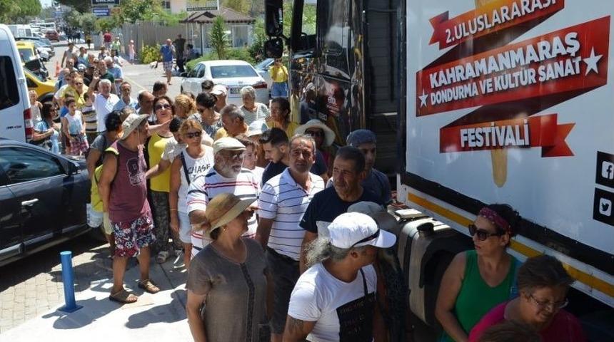 Didimliler Sıcak Havada Maraş Dondurmasıyla Serinledi