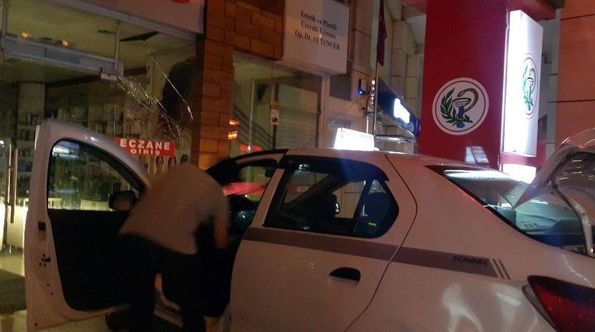 Aracın &Ccedil;arptığı Taksi Eczaneye Girdi