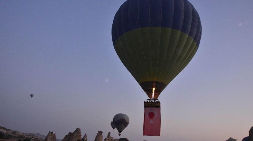Kapadokya&rsquo;da Balonlar T&uuml;rk Bayraklarıyla Havalandı