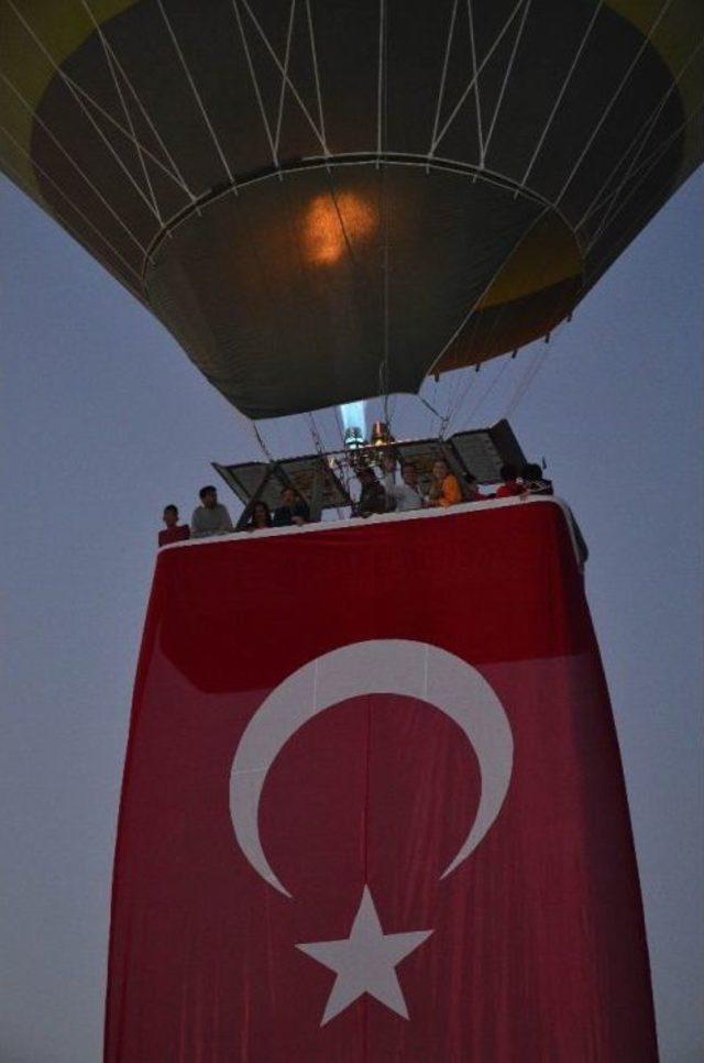 Kapadokya’da Balonlar Türk Bayraklarıyla Havalandı