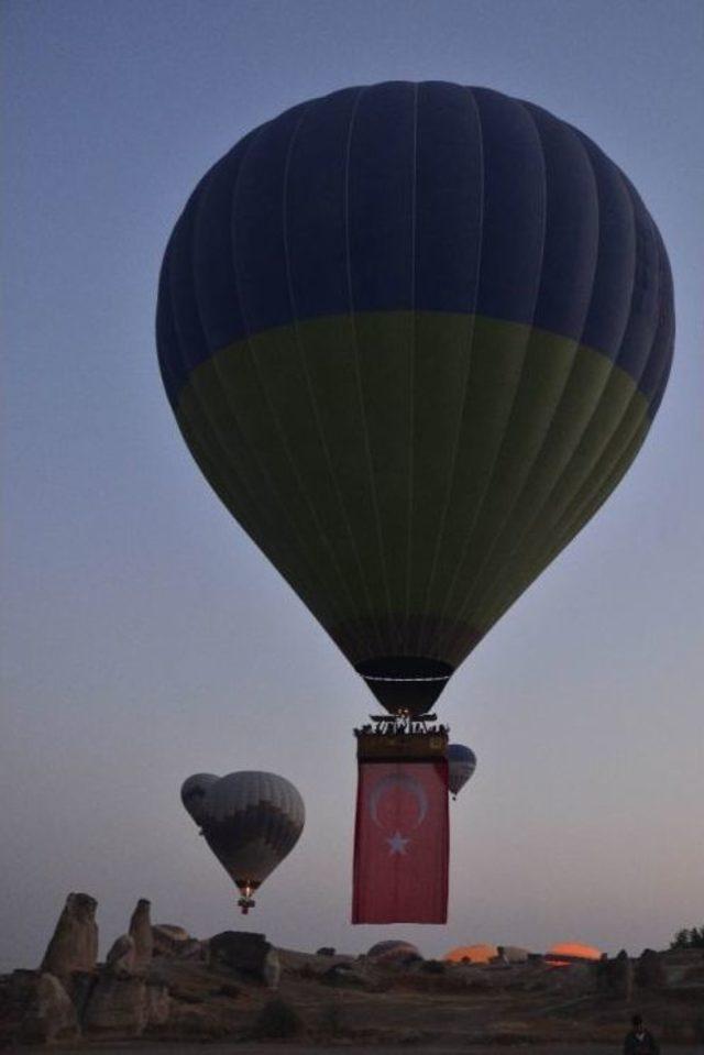 Kapadokya’da Balonlar Türk Bayraklarıyla Havalandı