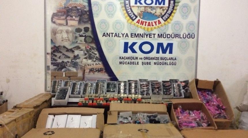 Antalya’da 275 Bin Lira Değerinde Kaçak Güneş Gözlüğü Ele Geçirildi
