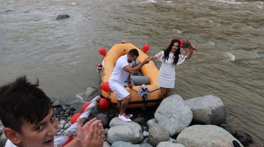 Rafting Milli Takım Antren&ouml;r&uuml; Nikahına Rafting Botu İle Gitti