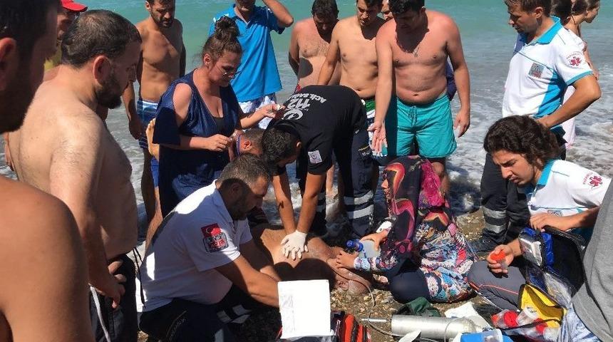 Boğulma Tehlikesi Ge&ccedil;iren Yaşlı Adam İ&ccedil;in Herkes Seferber Oldu