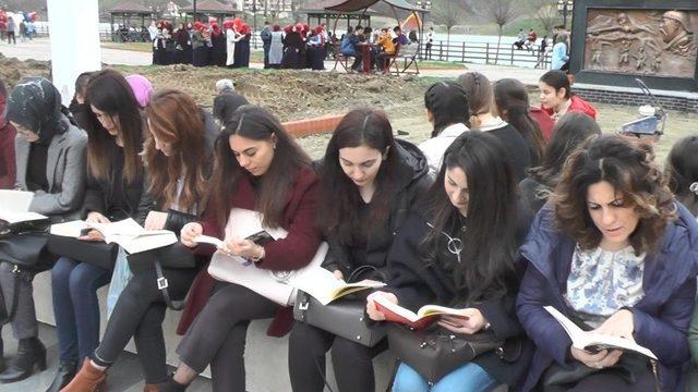 Ayvacık’ta 7’den 70’e Herkes Kitap Başında