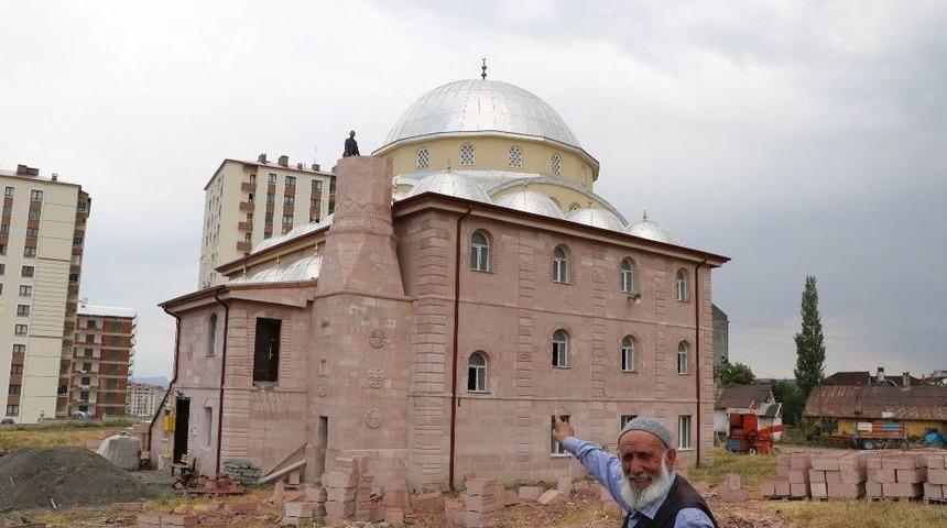Cami Minarelerine Kavuşuyor