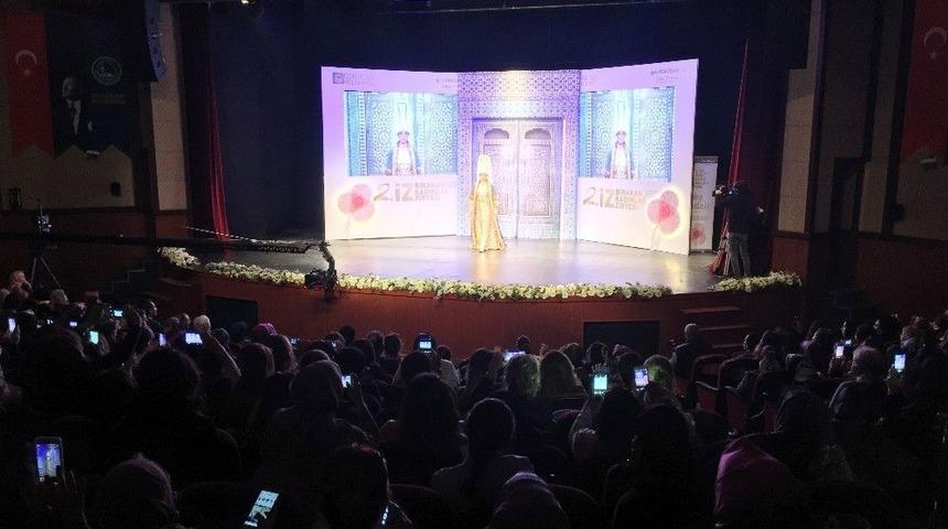 Üsküdar’da 2. İz Bırakan Kadınlar Zirvesi’ne Ajda Pekkan Katıldı