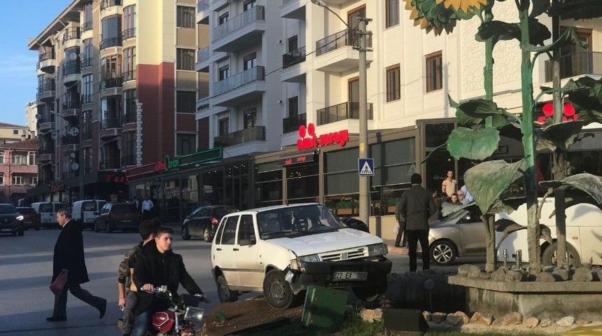 Otomobil Çarpmanın Etkisiyle Havuza Daldı