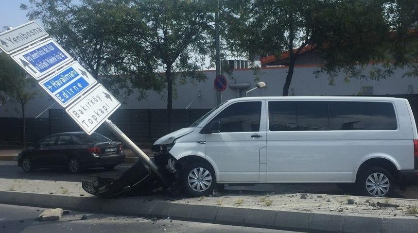 Ambulansa Yol Vermek İsterken Refüje Çıktı: 1’i Hamile Kadın 2 Yaralı