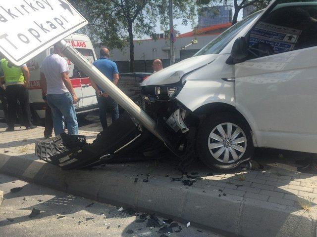 Ambulansa Yol Vermek İsterken Refüje Çıktı: 1’i Hamile Kadın 2 Yaralı