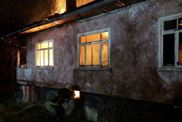 Gece Yarısı &Ccedil;ıkan Yangın Korkuya Neden Oldu 1