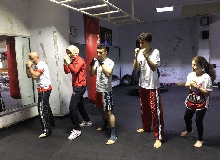 (özel) Bir Evde 5 Kick Boksçu G1